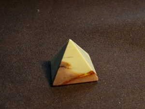 Mookaite Pyramid 25 x 25 mm