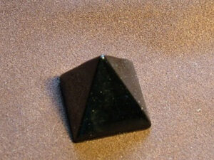 Obsidian Pyramid 25 x 25 mm