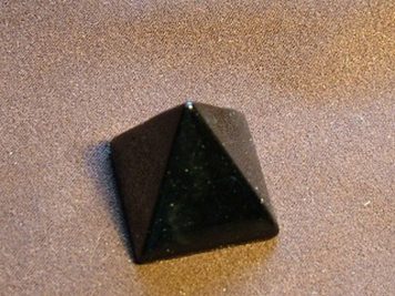 Obsidian Pyramid 25 x 25 mm