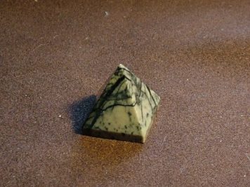 Picasso Jasper Pyramid 20 x20 mm
