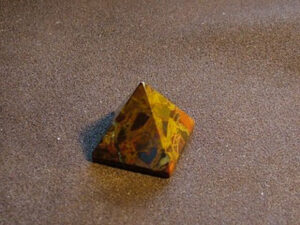 Poppy Jasper Pyramid 20 x 20 mm