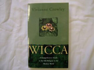 Wicca - A Comprehansive Guide to the Old Religion in the Modern World by Vivianne Crowley
