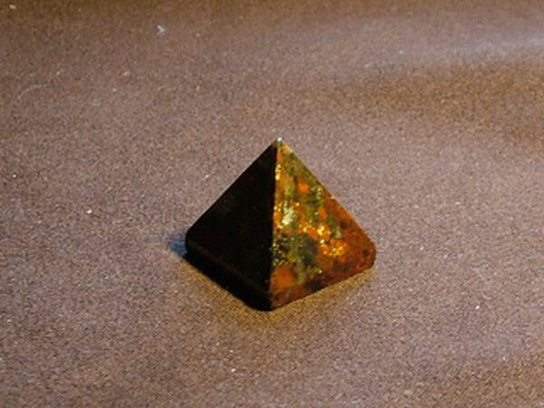 Poppy Jasper Pyramid 20 x 20 mm - Image 3