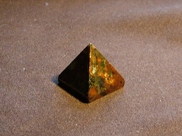 Poppy Jasper Pyramid 20 x 20 mm - Image 2