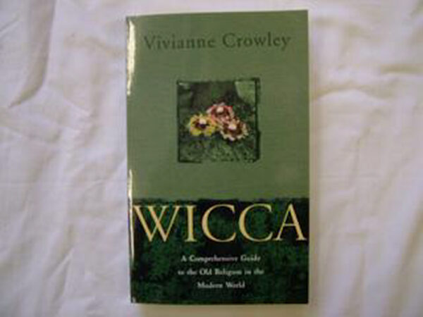 Wicca - A Comprehansive Guide to the Old Religion in the Modern World by Vivianne Crowley - Image 2